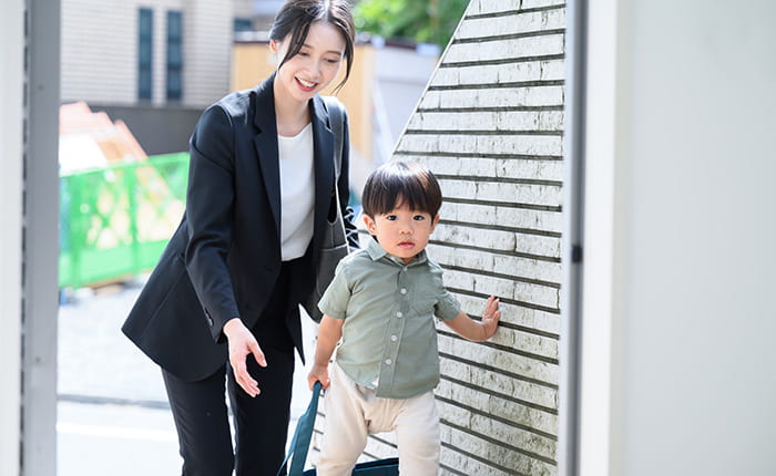 子供の送り迎えを交代する