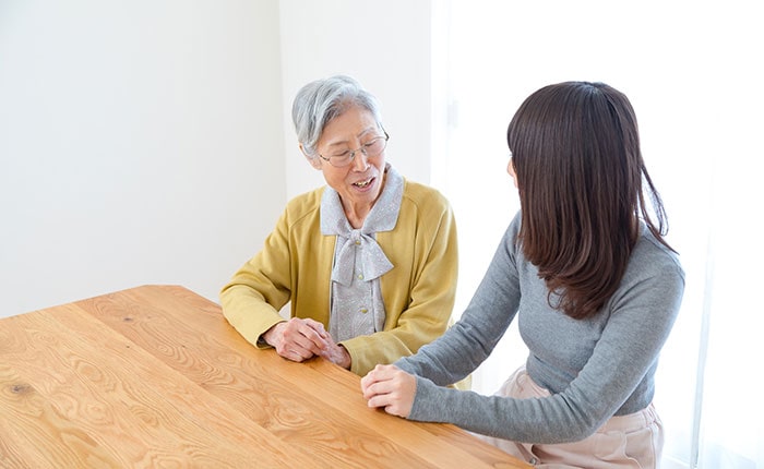 連絡可能な親族から情報収集する